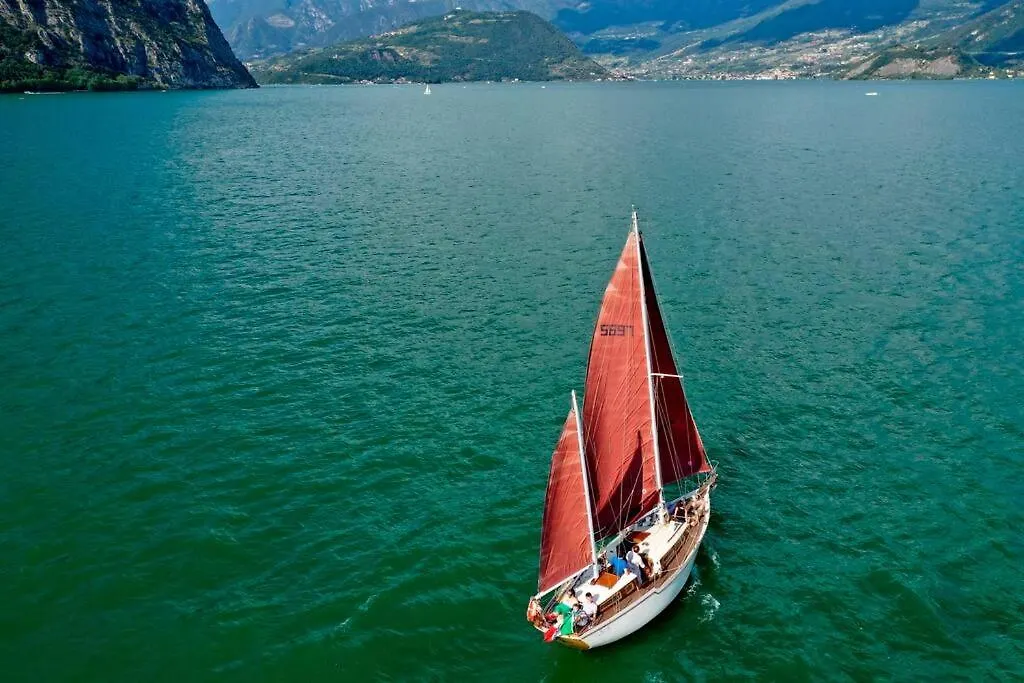 Lake House Valeriana Pilzone Italy
